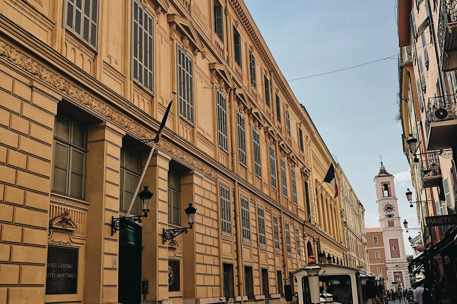 Undichte Zuleitung mit Tropfwasser hinter Waschmaschine