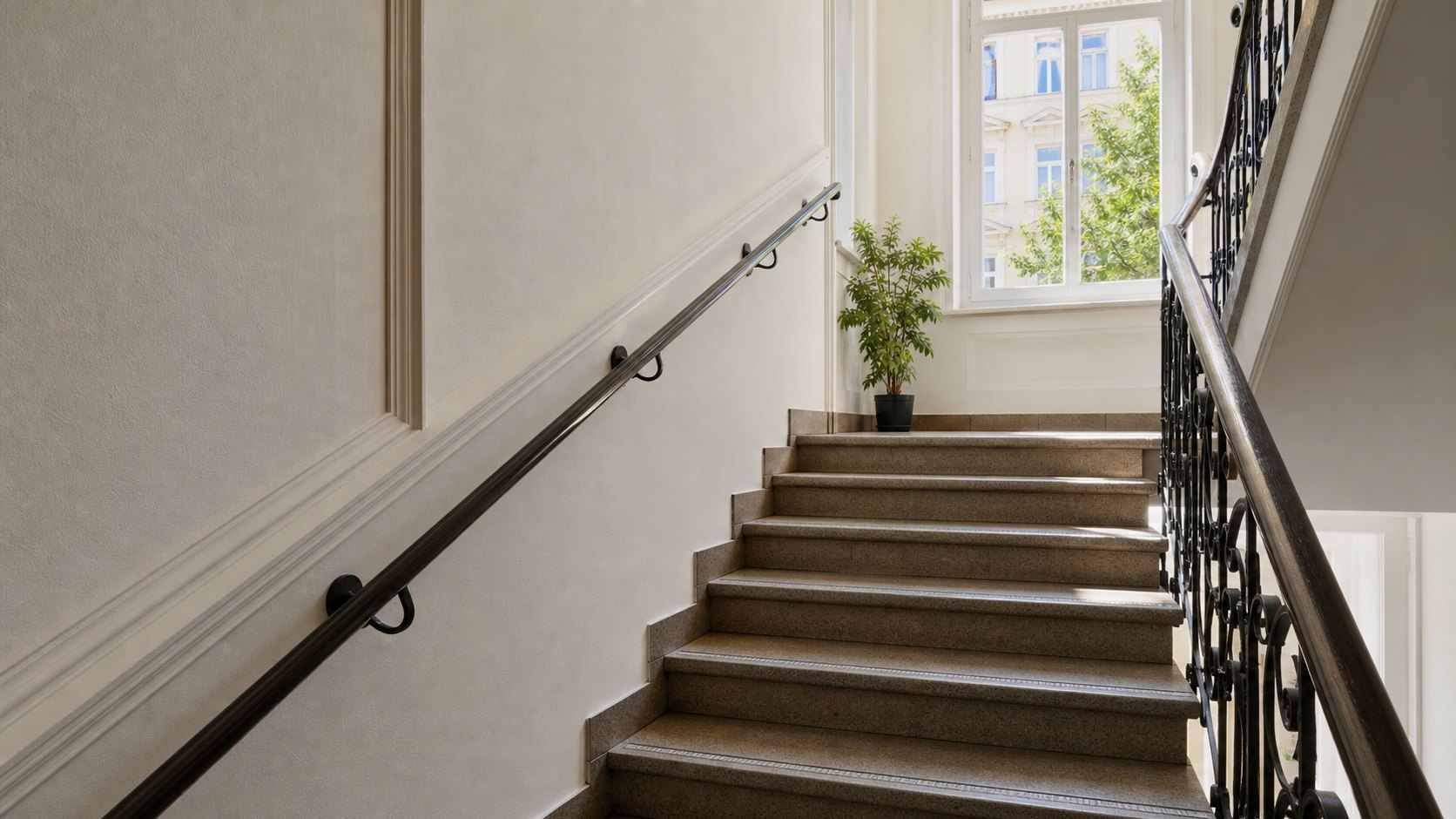 Sturz im Stiegenhaus in Österreich: Welche Versicherung zahlt – und wann nicht?