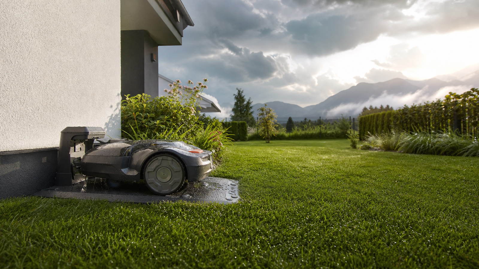 Mähroboter durch Blitz oder Überspannung kaputt: Welche Versicherung zahlt in Österreich?